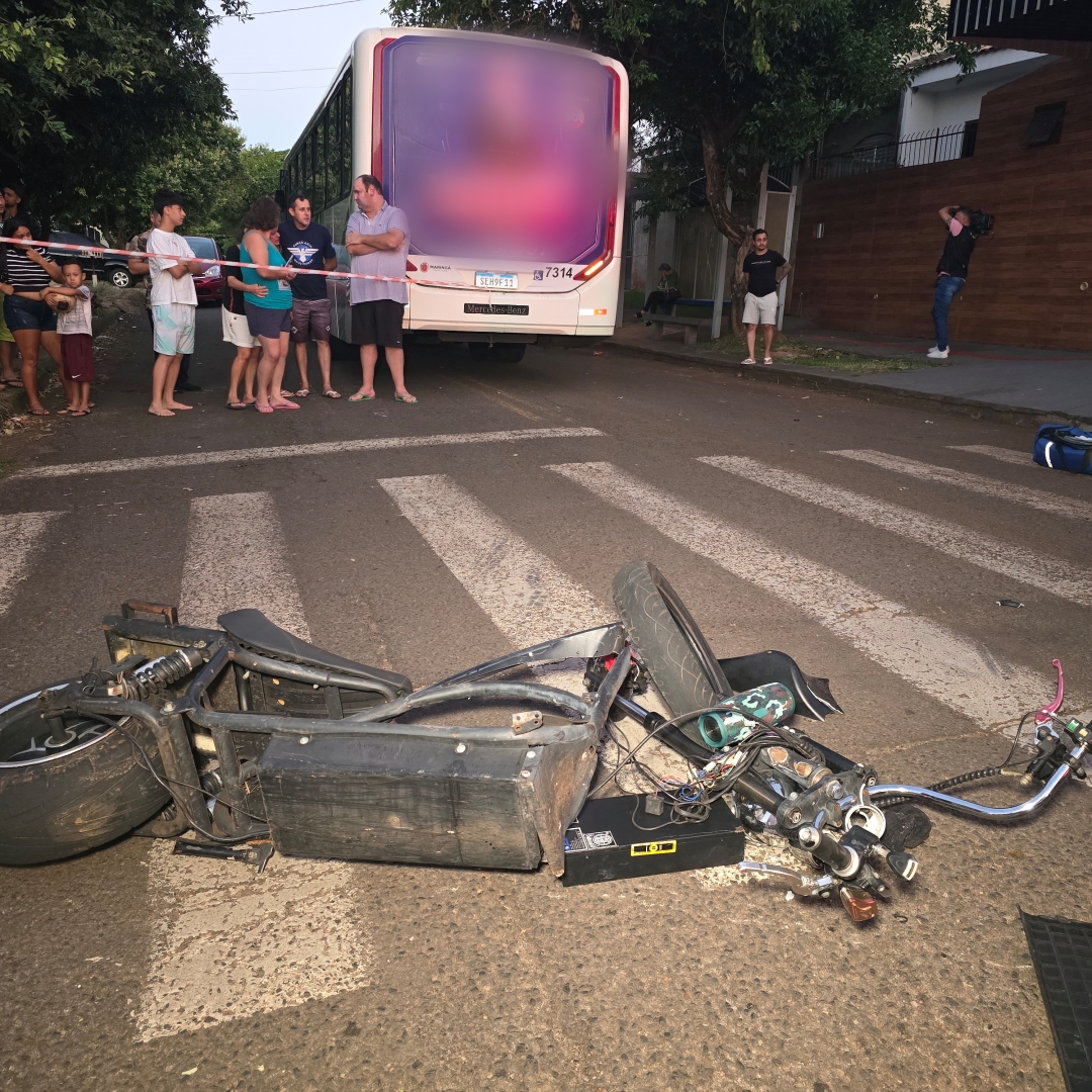 Acidente entre Scooter elétrica e ônibus da TCC deixa dois homens gravemente feridos