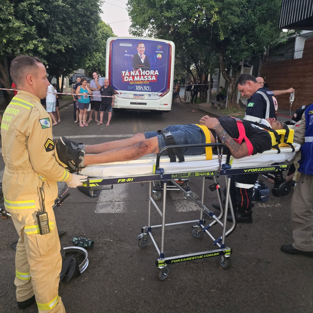 Acidente entre Scooter elétrica e ônibus da TCC deixa dois homens gravemente feridos