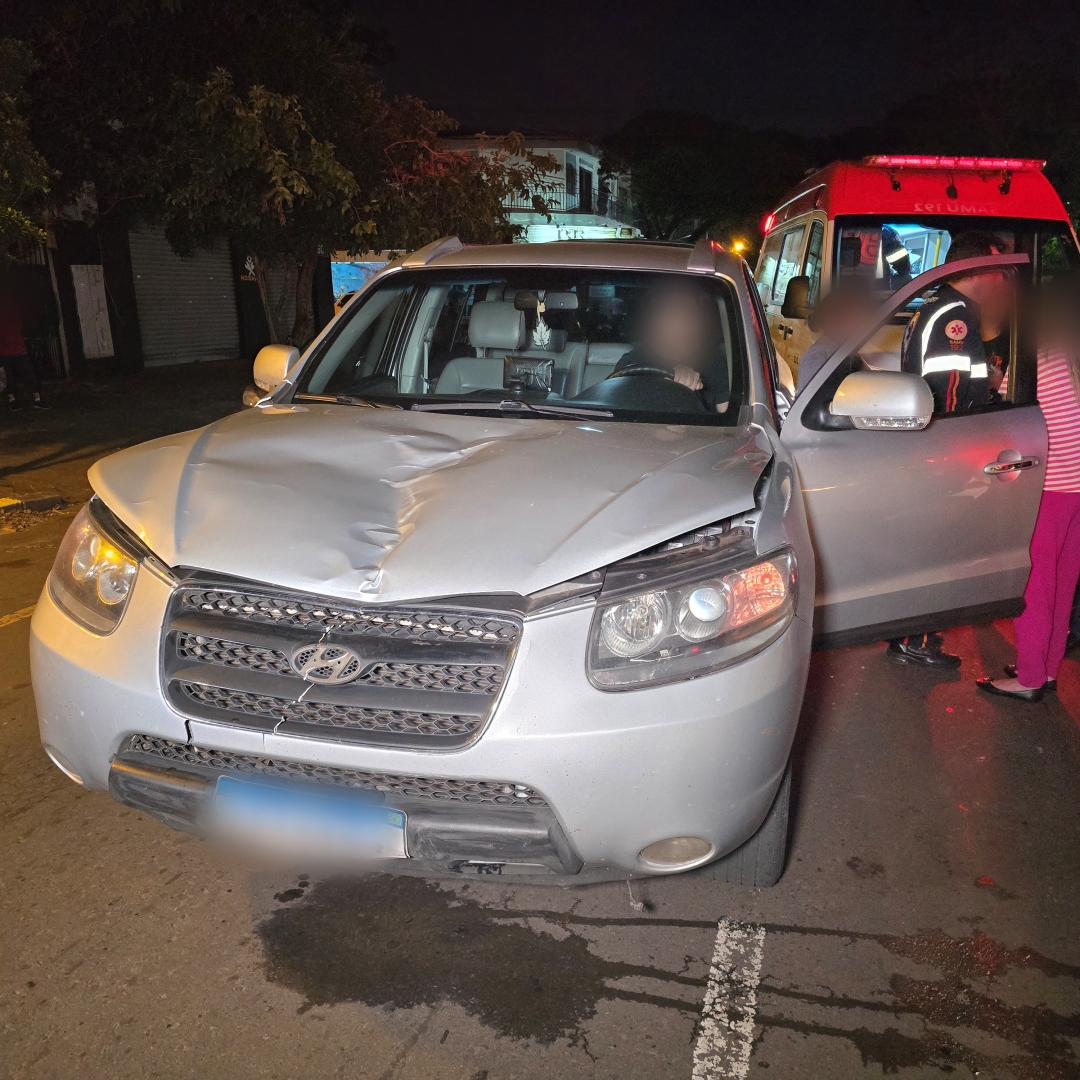 Mulher de 40 anos sofre ferimentos graves ao ser atropelada por carro