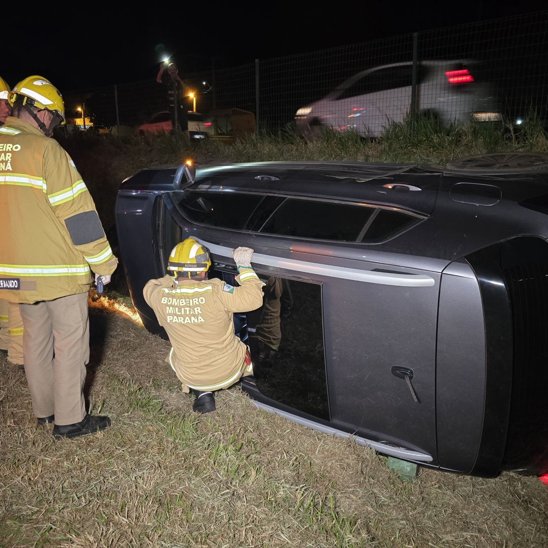 Homem é socorrido ao capotar veículo na rodovia BR-376
