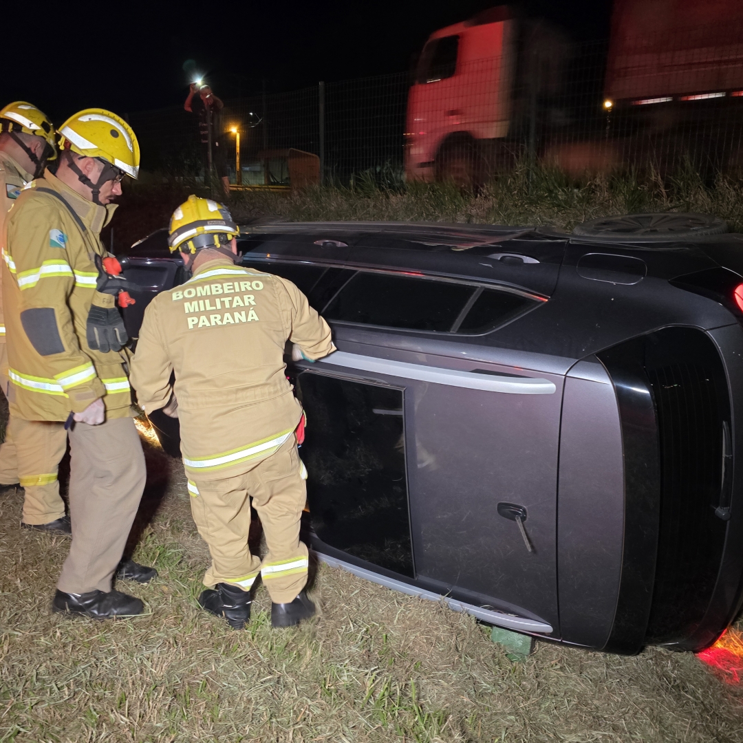 Homem é socorrido ao capotar veículo na rodovia BR-376