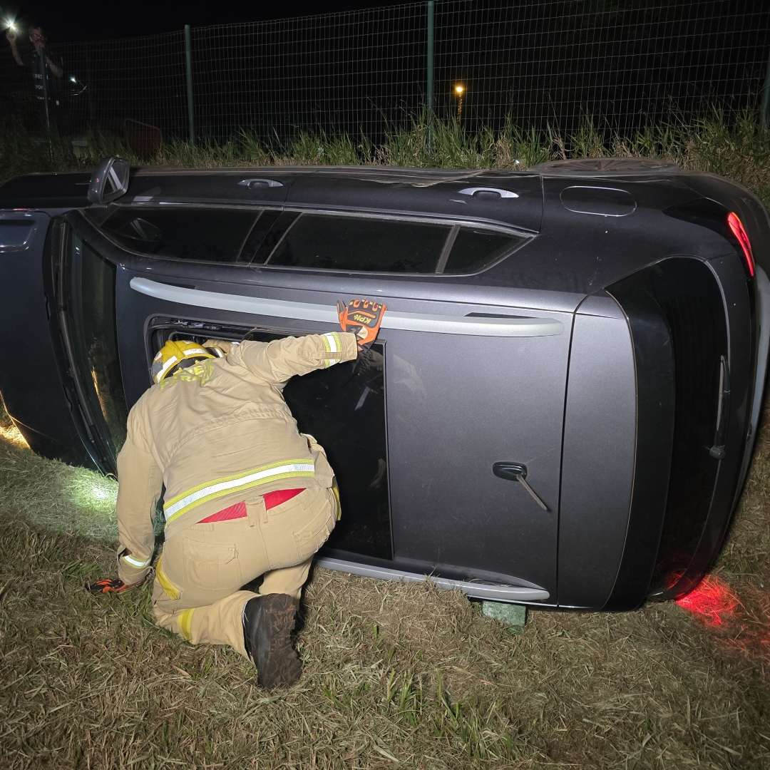 Homem é socorrido ao capotar veículo na rodovia BR-376