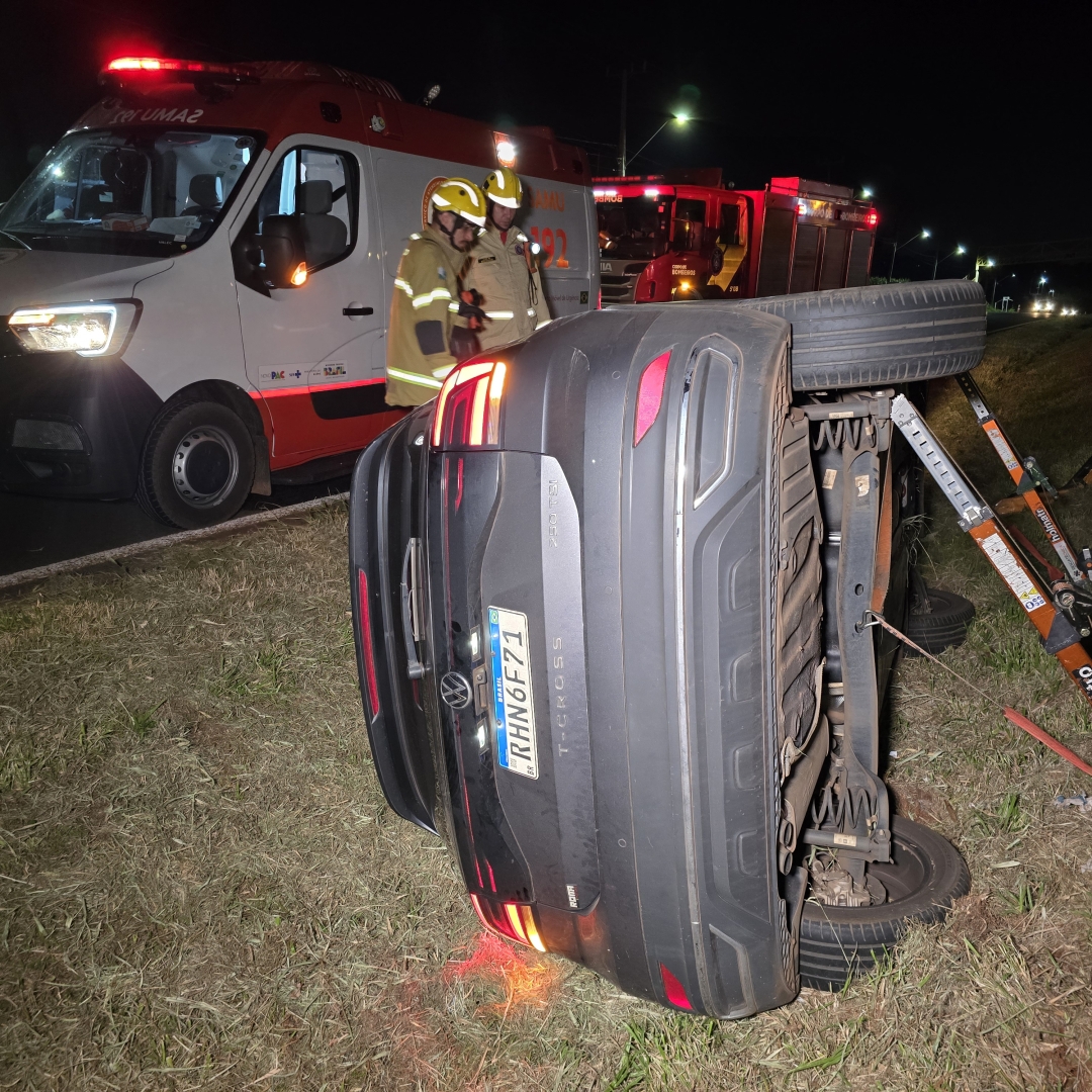 Homem é socorrido ao capotar veículo na rodovia BR-376