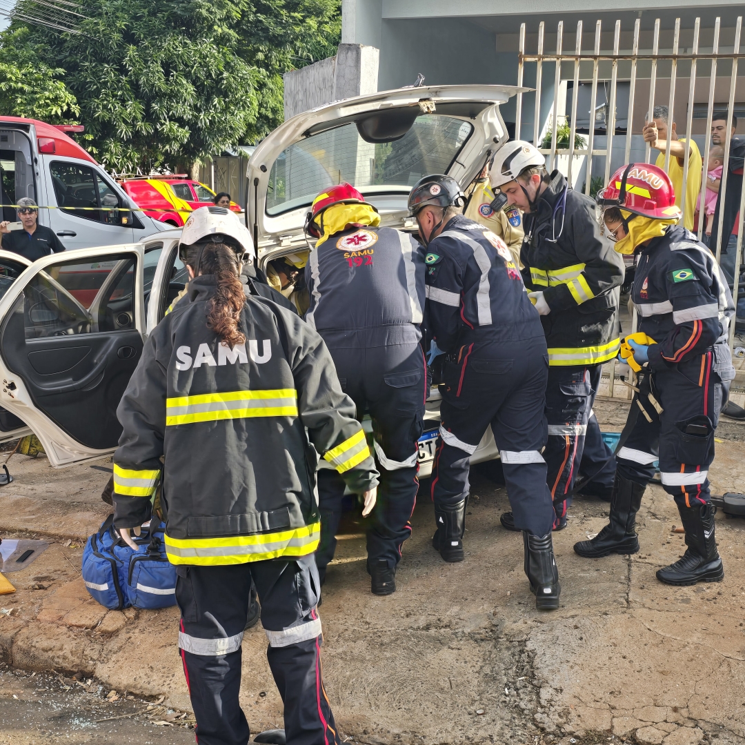 Motorista cruza preferencial e causa acidente grave em Maringá
