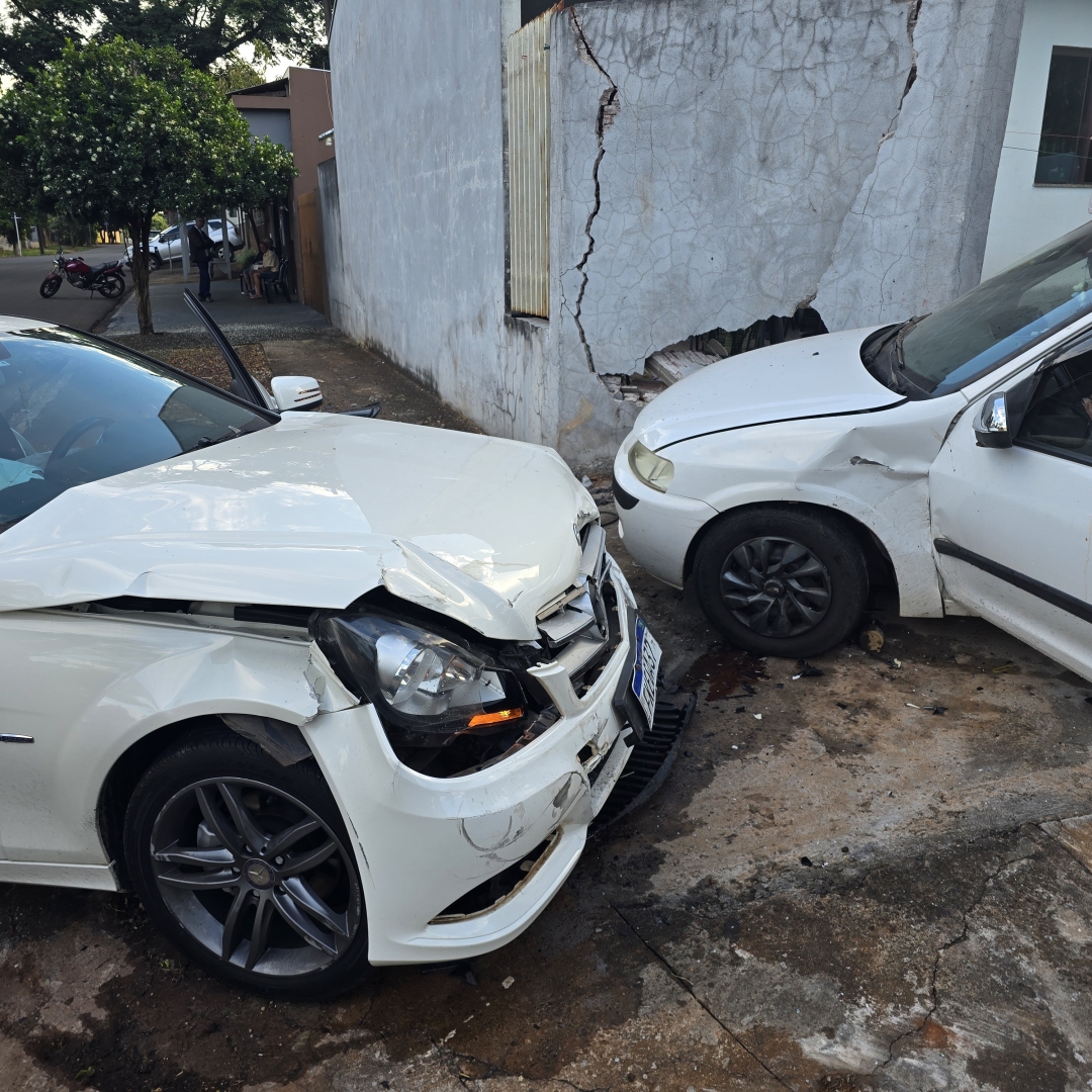Motorista cruza preferencial e causa acidente grave em Maringá