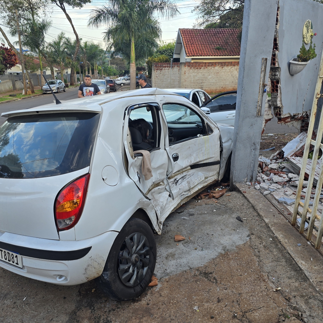 Motorista cruza preferencial e causa acidente grave em Maringá