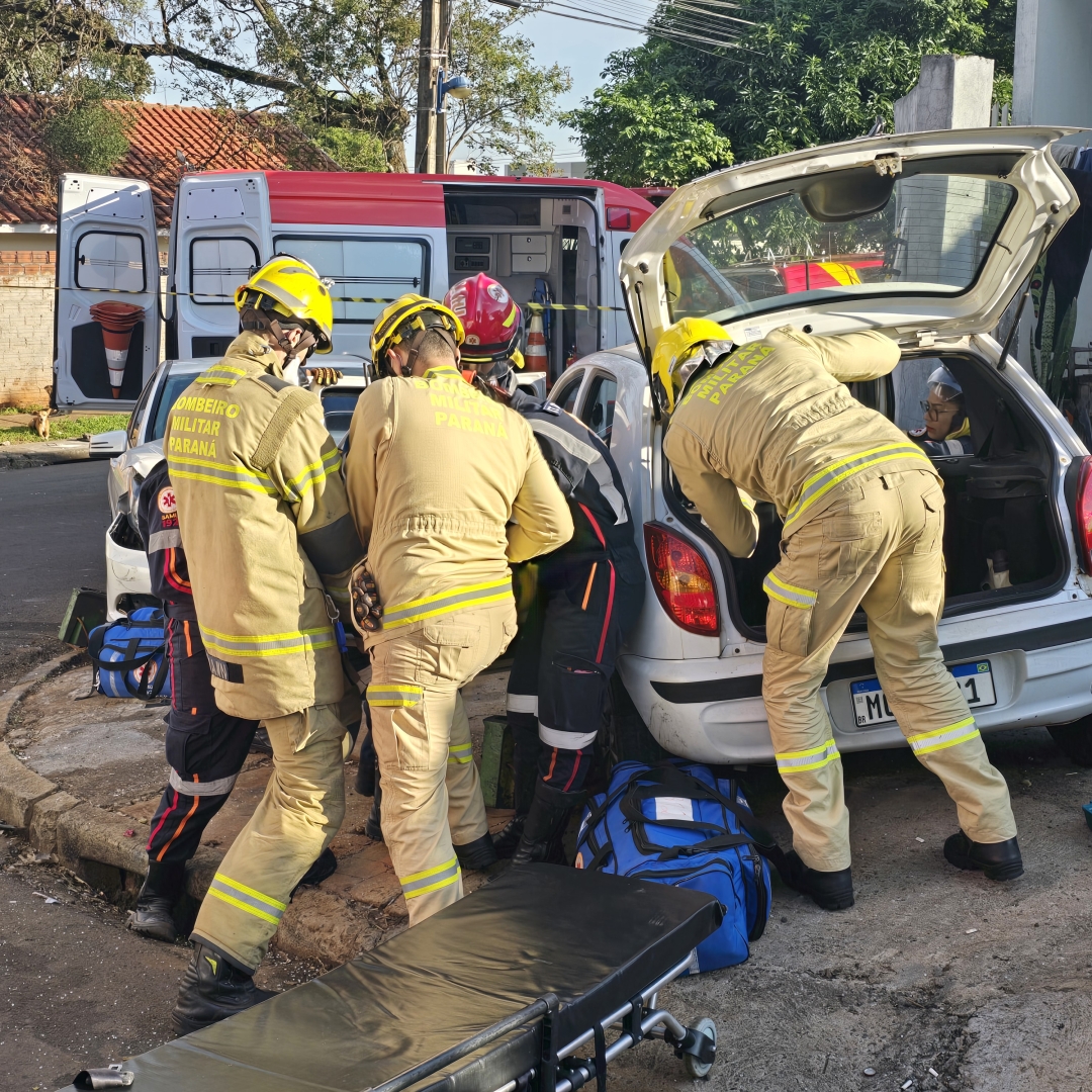 Motorista cruza preferencial e causa acidente grave em Maringá