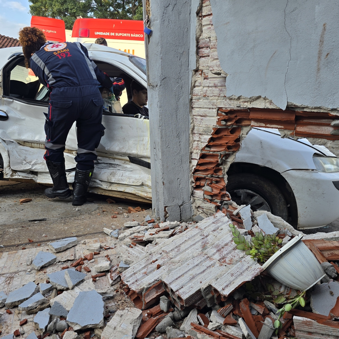 Motorista cruza preferencial e causa acidente grave em Maringá