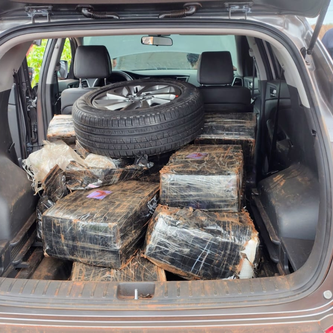Criminosos abandonam carro lotado de maconha na rodovia de Paiçandu