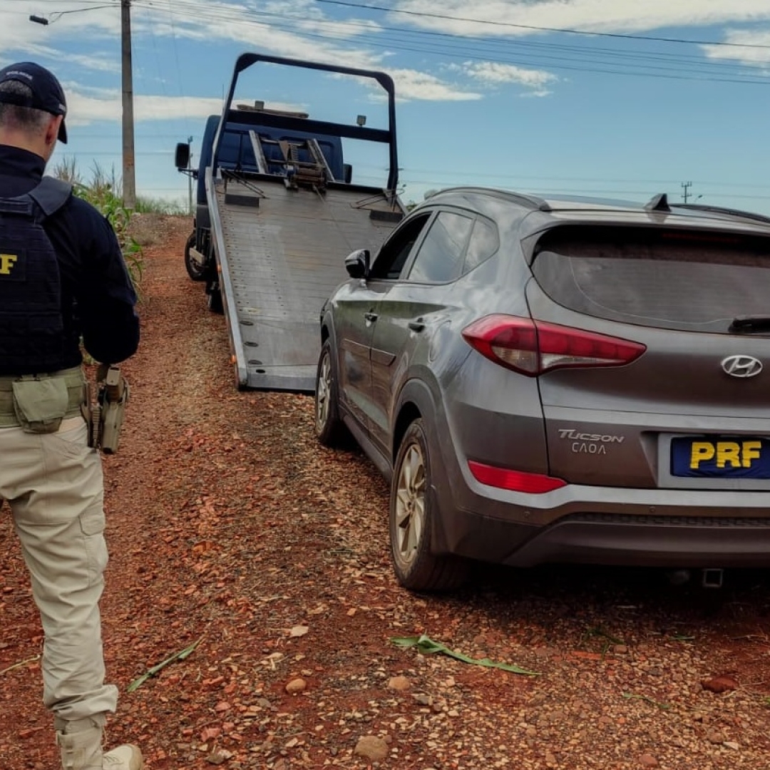 Criminosos abandonam carro lotado de maconha na rodovia de Paiçandu