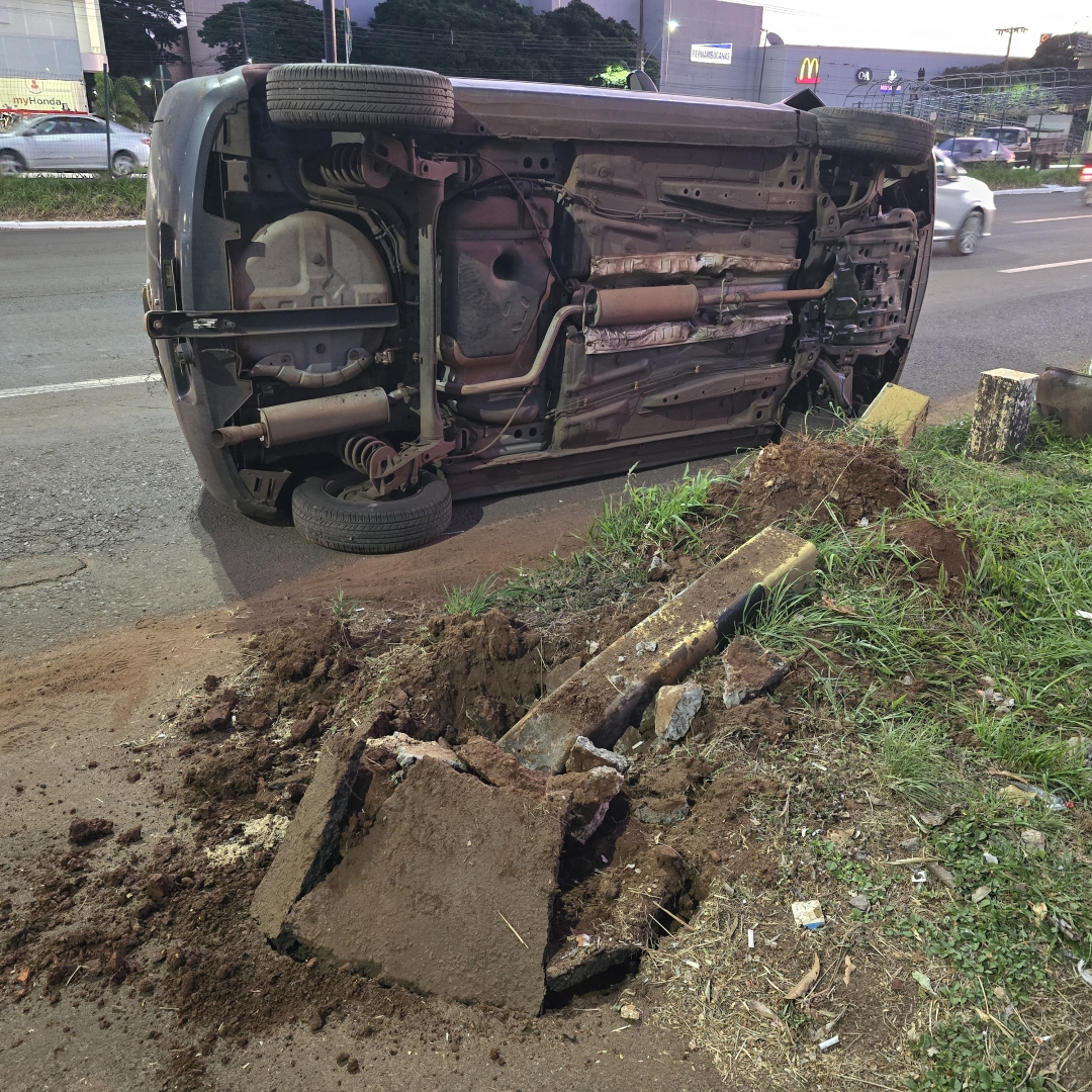 Sol prejudica visão de motorista que sofre acidente na Colombo