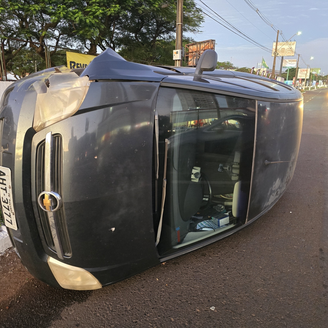 Sol prejudica visão de motorista que sofre acidente na Colombo
