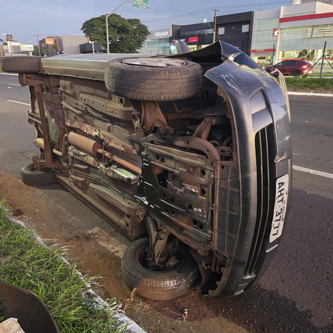 Sol prejudica visão de motorista que sofre acidente na Colombo
