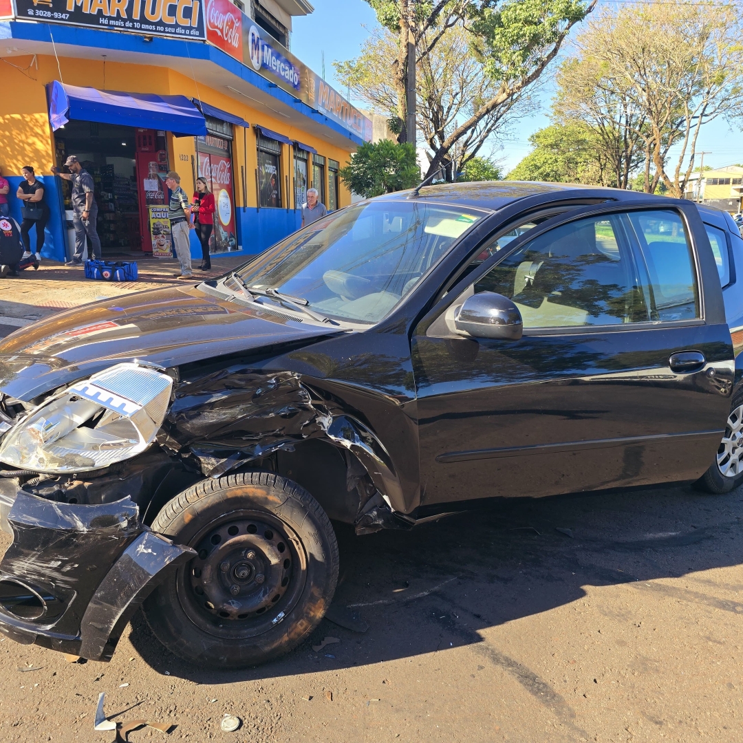 Mulher invade preferencial e causa acidente na Avenida São Judas Tadeu