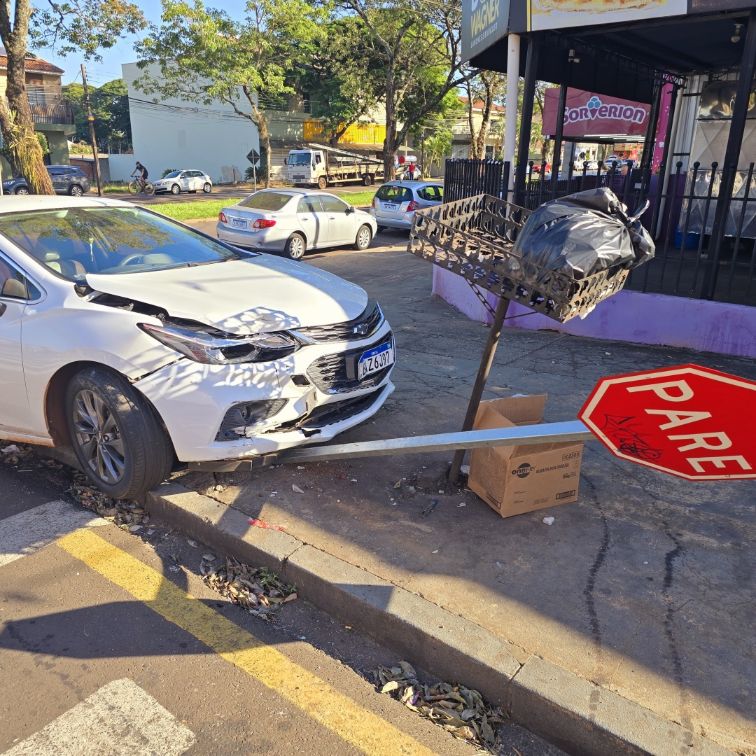 Mulher invade preferencial e causa acidente na Avenida São Judas Tadeu