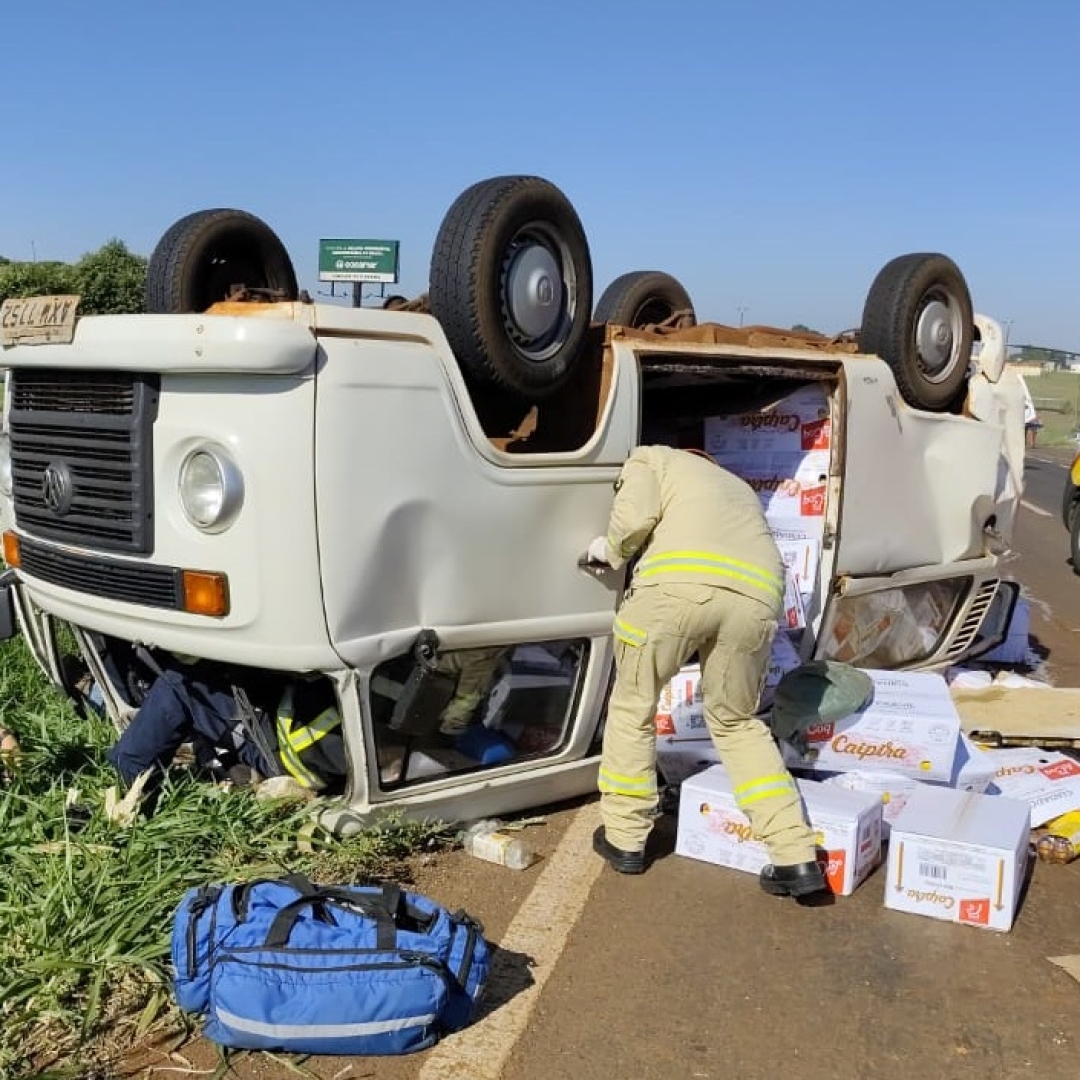Pessoa fica ferida após sofrer acidente grave na rodovia de Floresta