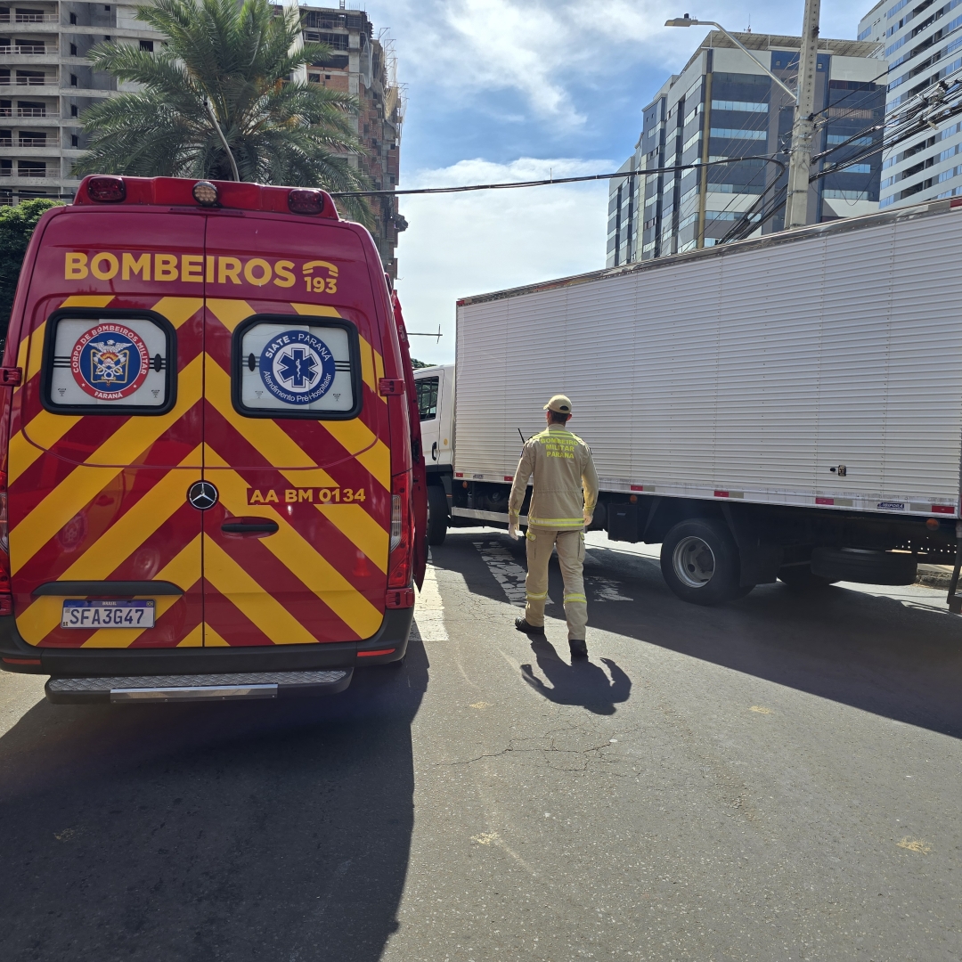 Idoso atropelado por caminhão no centro de Maringá morre no hospital