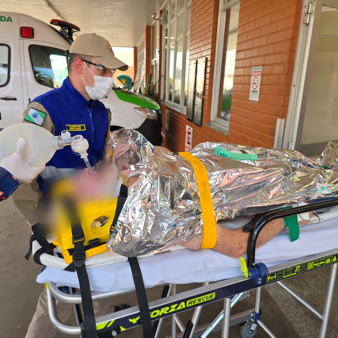 Idoso atropelado por caminhão no centro de Maringá morre no hospital