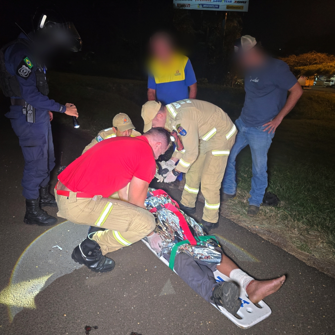 Homem se fere gravemente ao ser atropelado por carro na rodovia