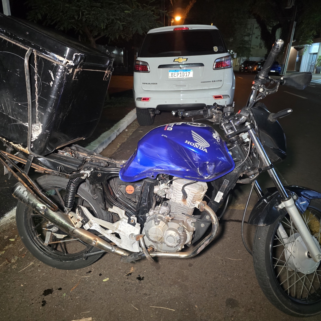 Motoboy sem habilitação sofre acidente grave ao escapar de bloqueio da PM