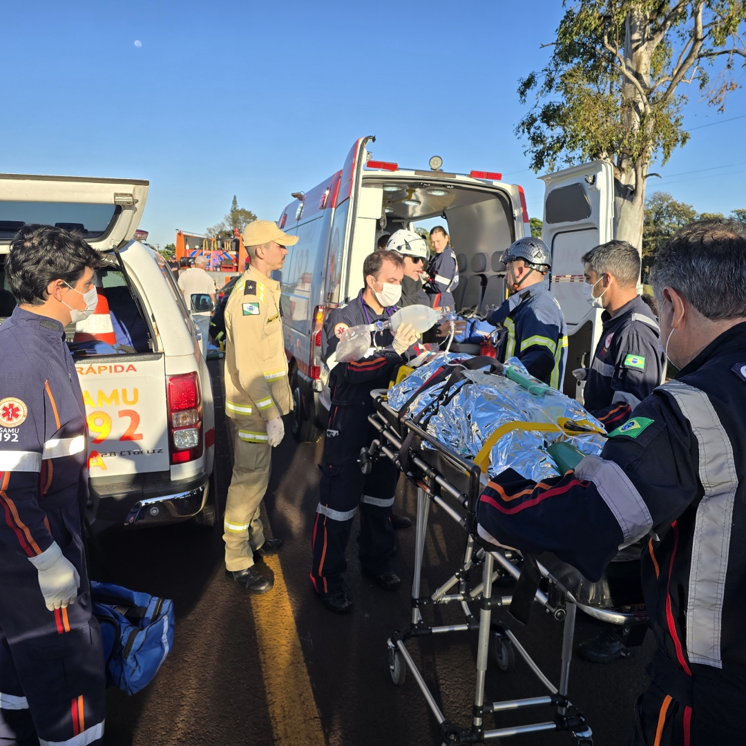 Colisão frontal entre dois carros deixa um morto e outras pessoas gravemente feridas
