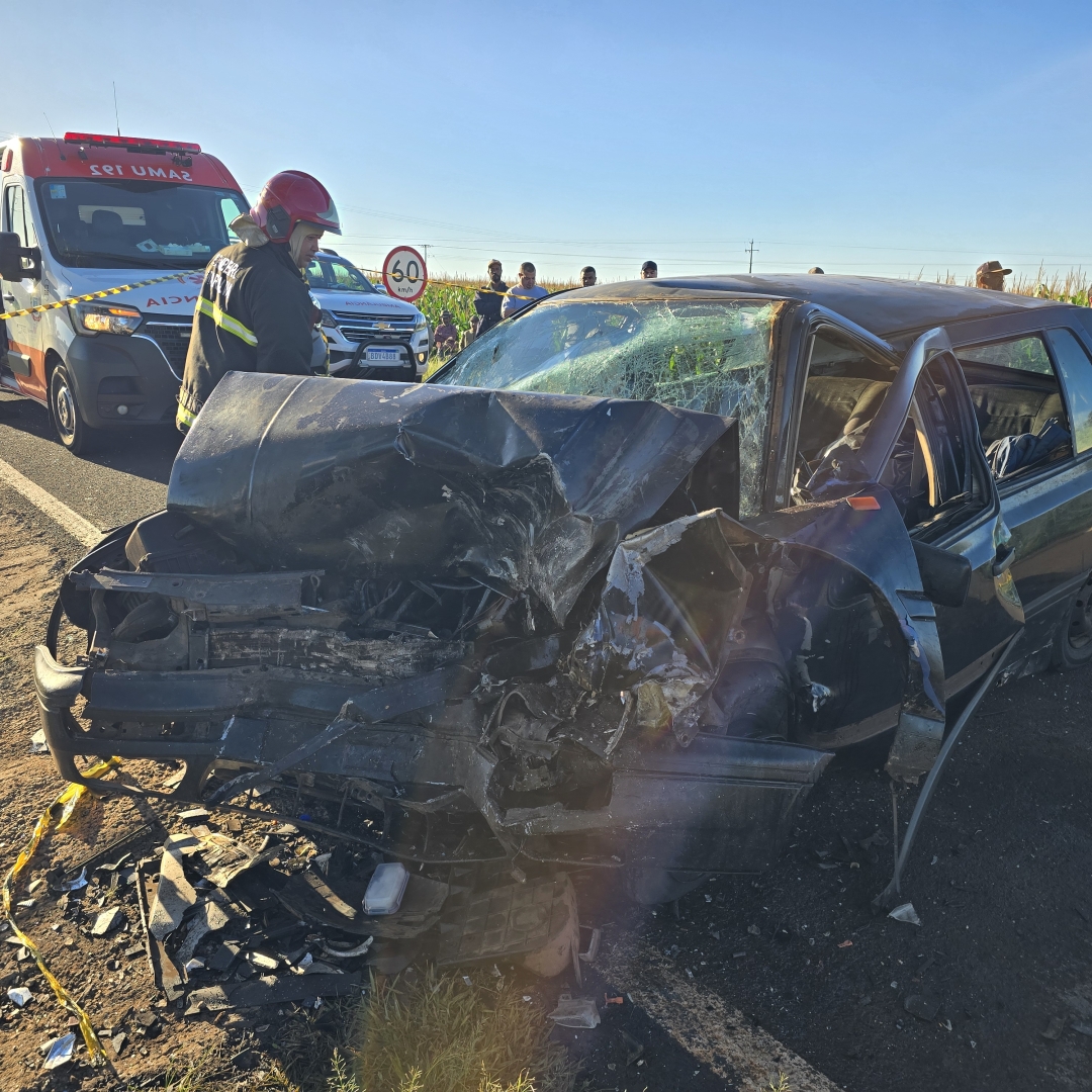 Colisão frontal entre dois carros deixa um morto e outras pessoas gravemente feridas