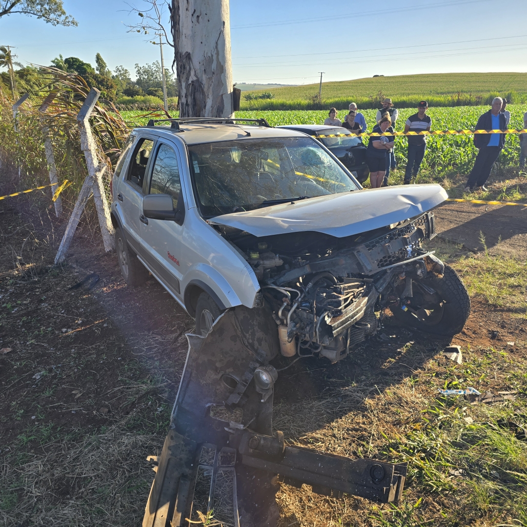 Colisão frontal entre dois carros deixa um morto e outras pessoas gravemente feridas