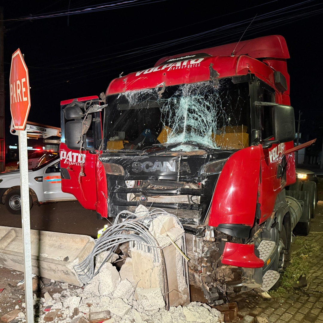 Motorista de Scania derruba poste de energia elétrica em Maringá