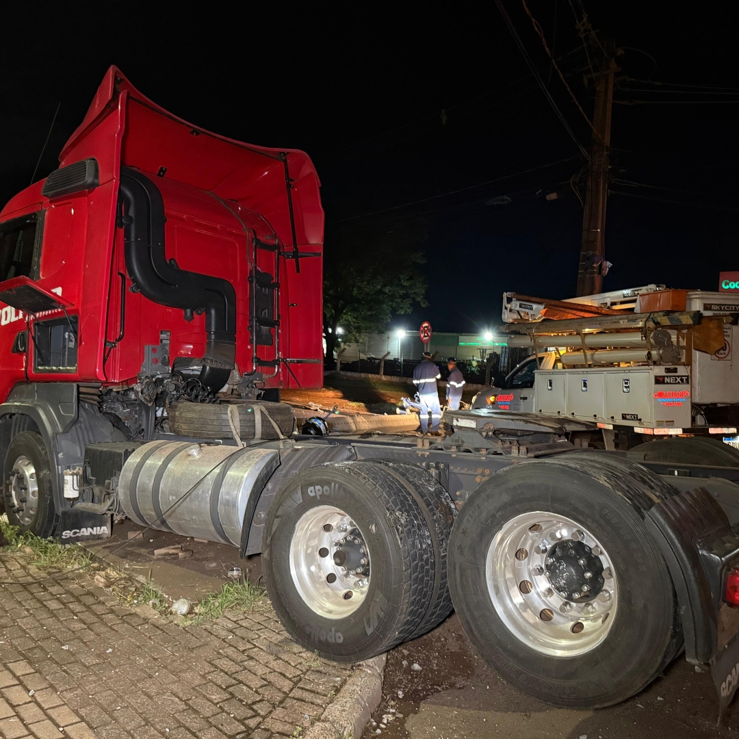 Motorista de Scania derruba poste de energia elétrica em Maringá