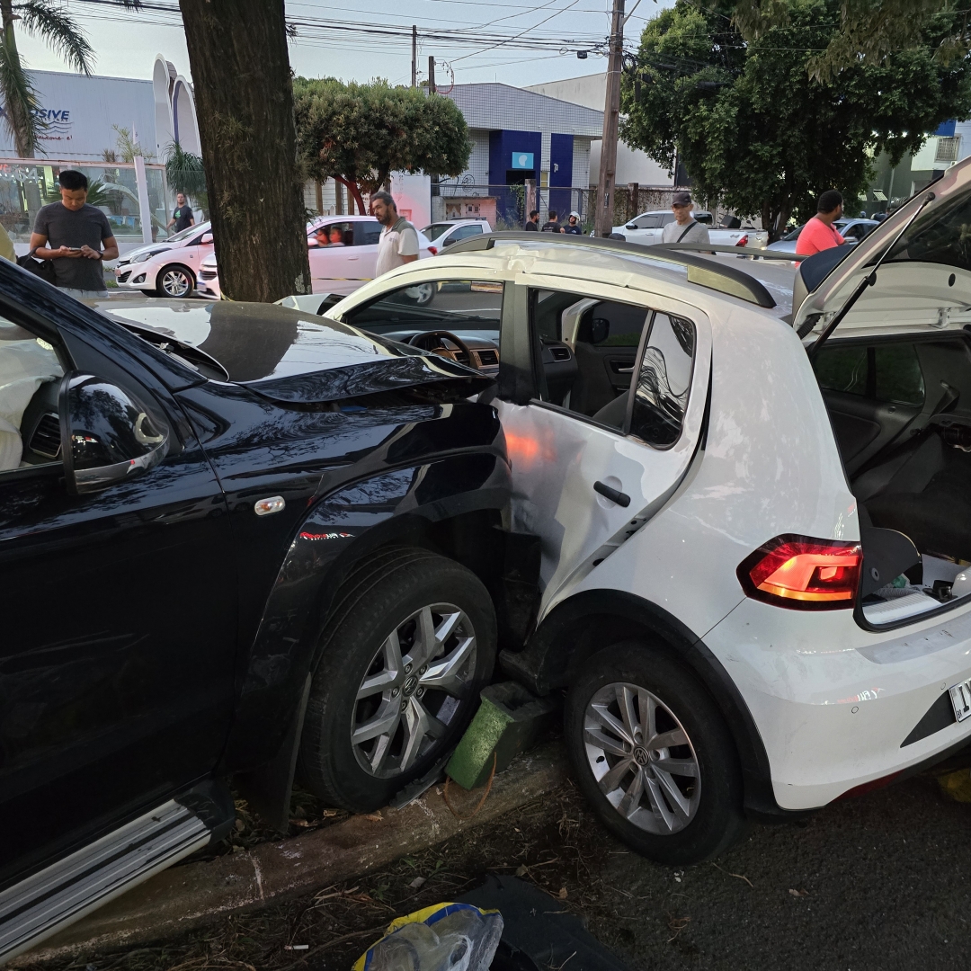 Homem fica ferido após provocar acidente na Avenida Nildo Ribeiro