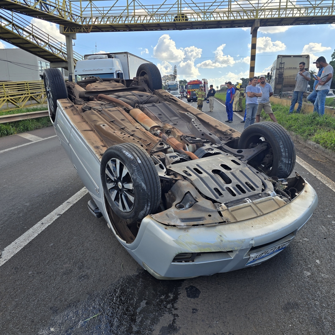 Casal sofre ferimentos ao se envolver em capotamento na BR-376
