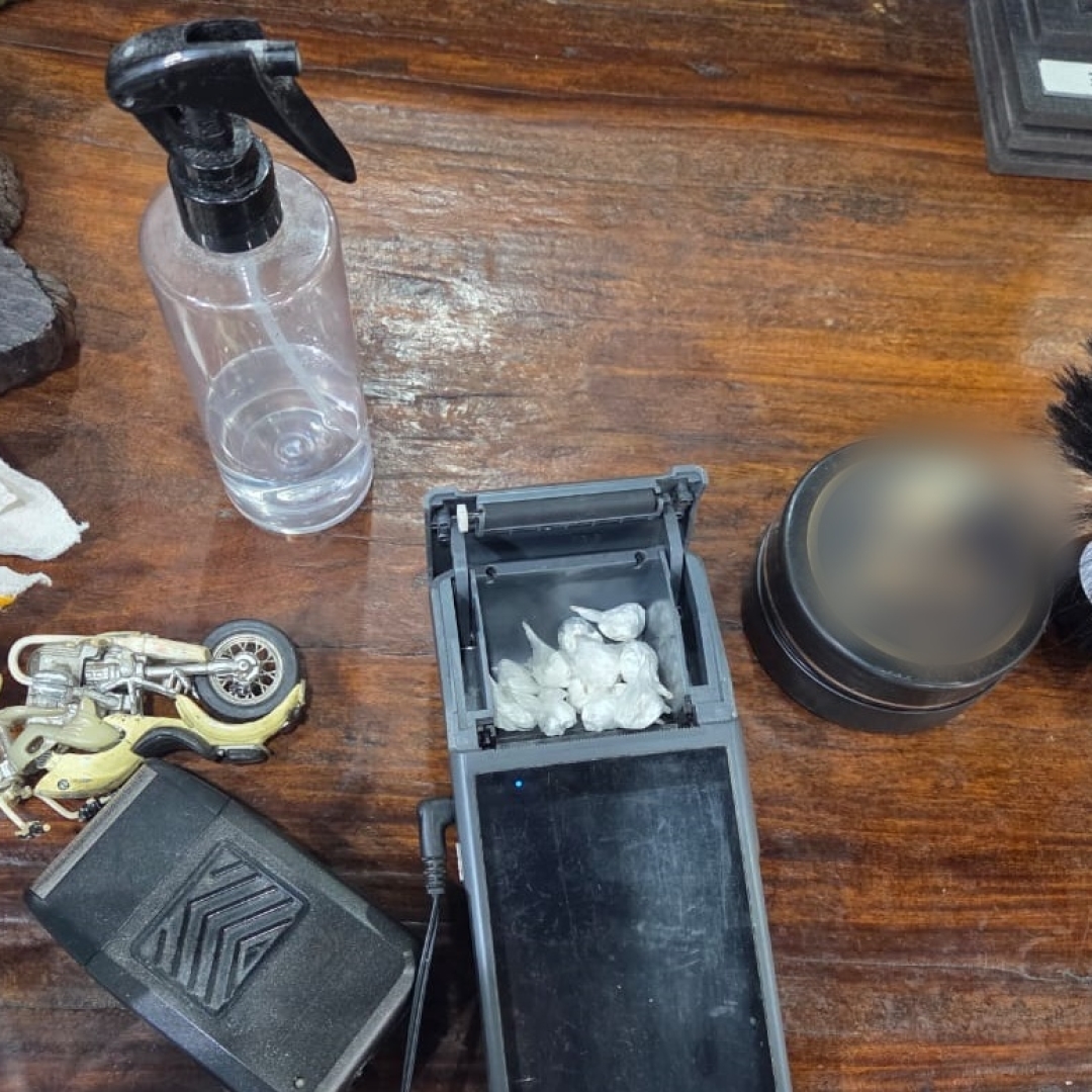 Barbeiro de Maringá usava salão para traficar cocaína