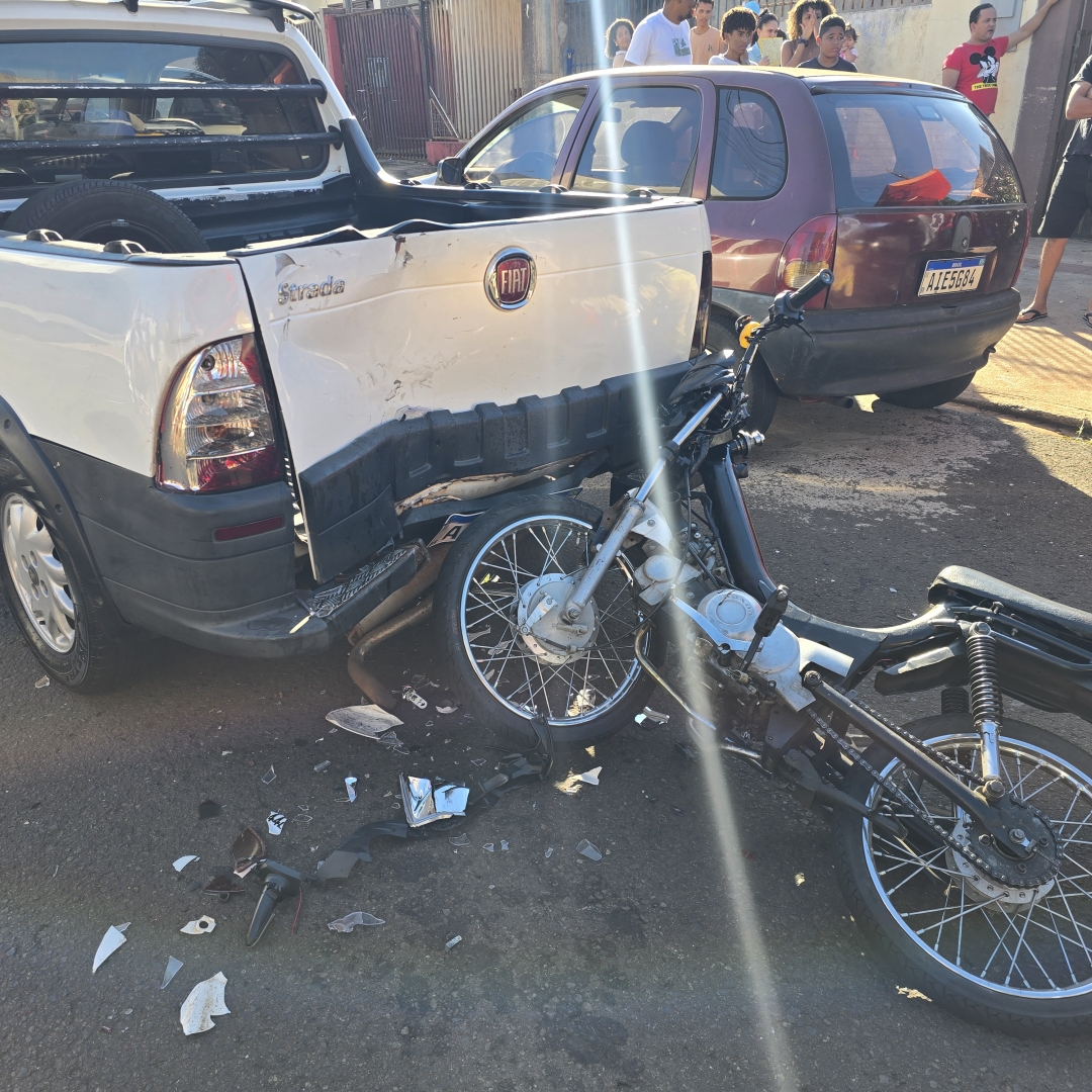 Adolescente sofre acidente grave ao bater motocicleta na traseira de uma utilitário