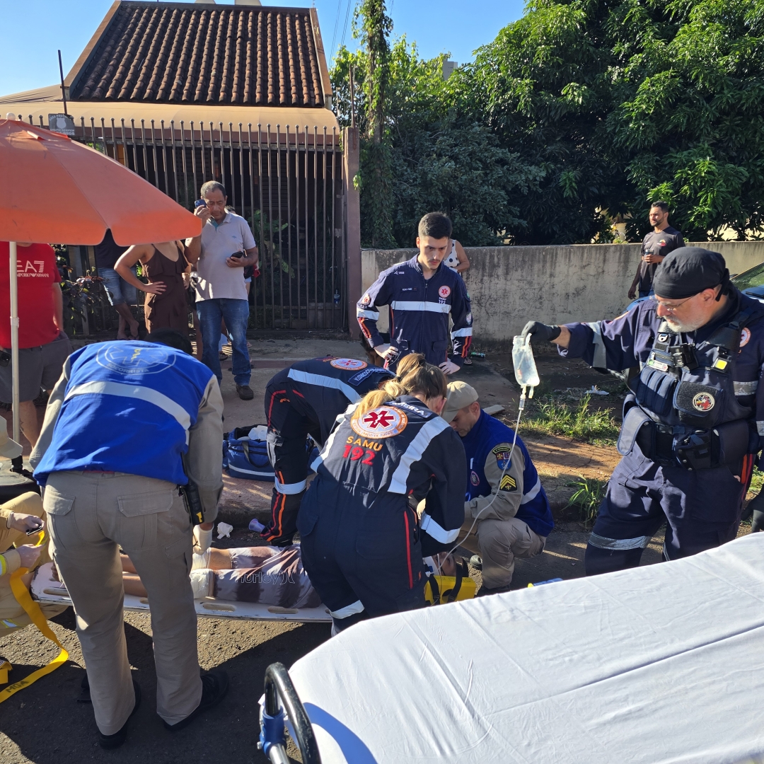 Adolescente sofre acidente grave ao bater motocicleta na traseira de uma utilitário