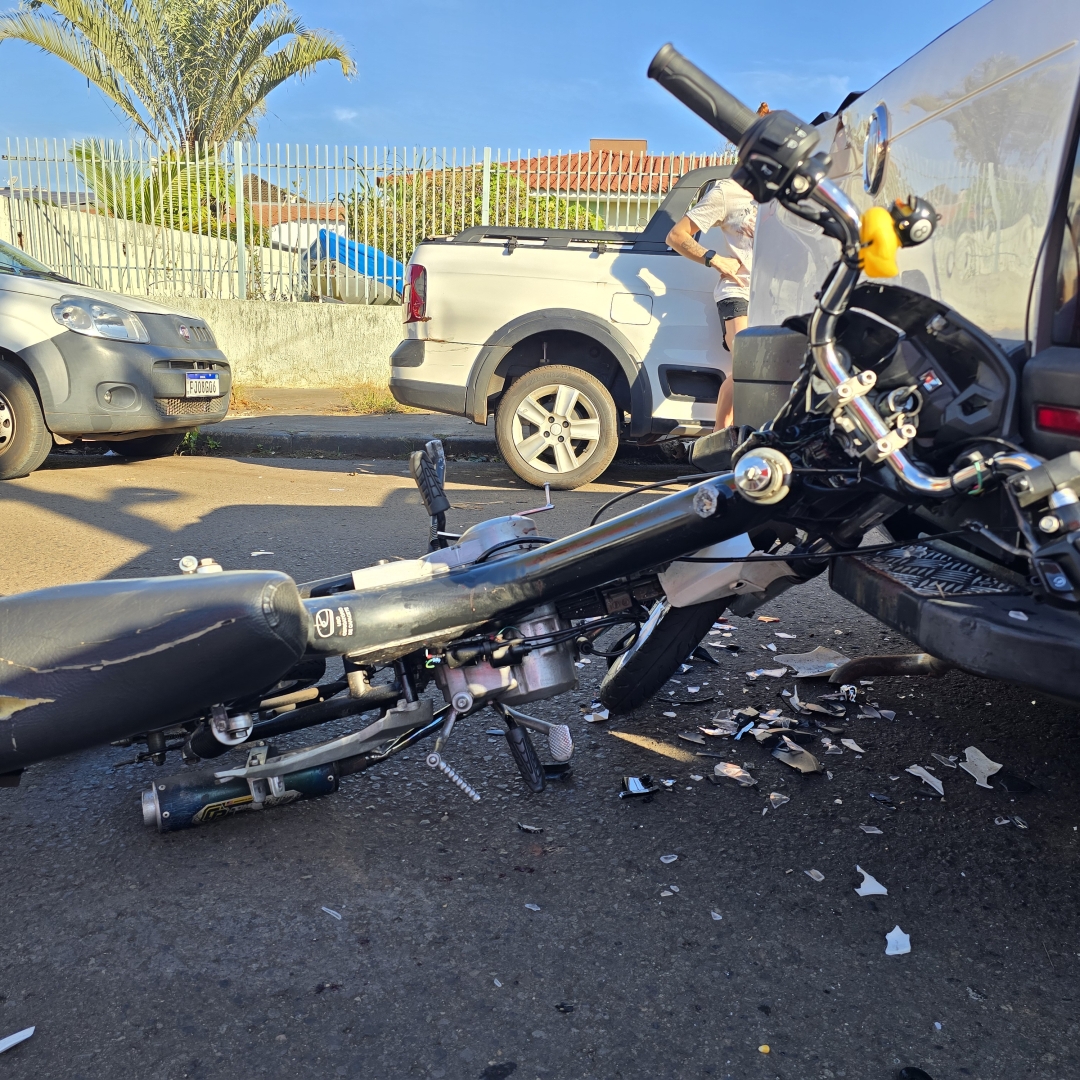 Adolescente sofre acidente grave ao bater motocicleta na traseira de uma utilitário
