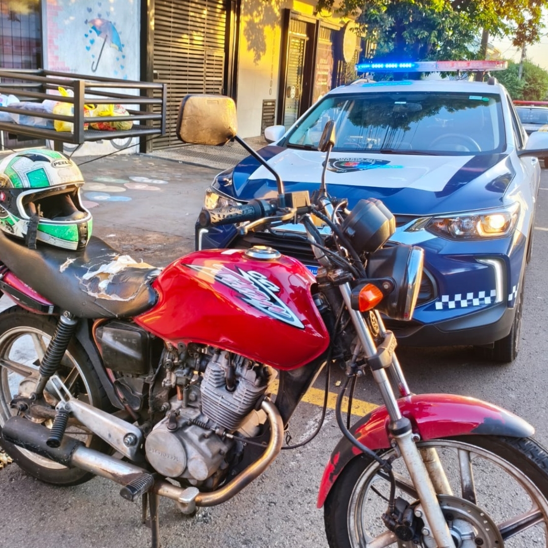 Motociclista empina moto e acaba tendo veículo apreendido pela Guarda Municipal