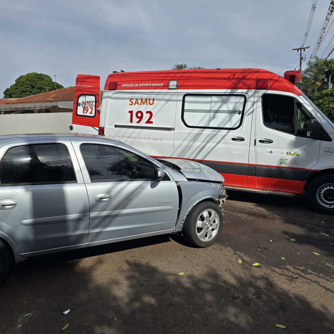 Duas mulheres são socorridas após colisão envolvendo dois automóveis