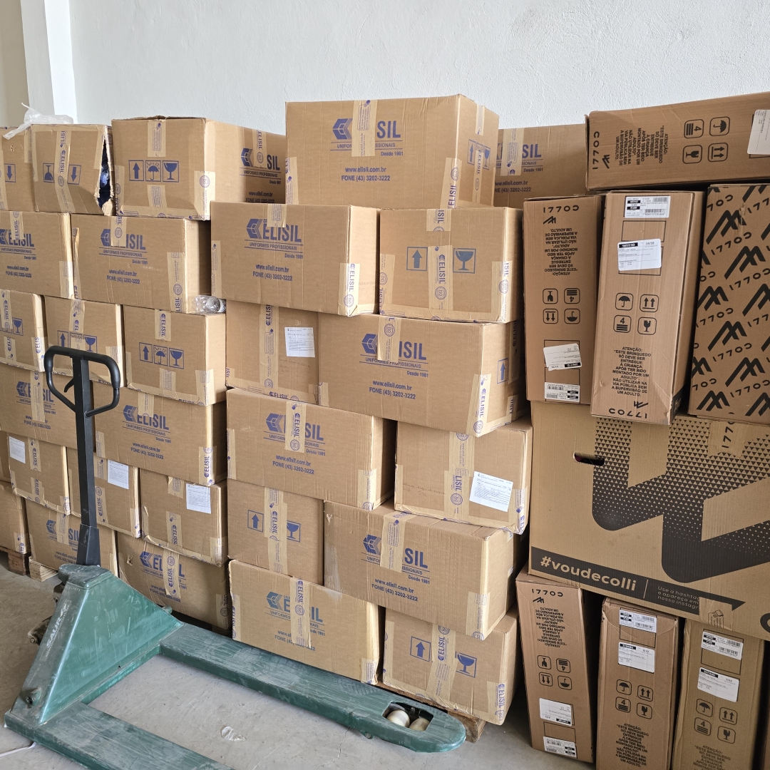 Delegacia de Estelionato de Maringá descobre galpão que escondia carga de bicicletas e uniformes escolares