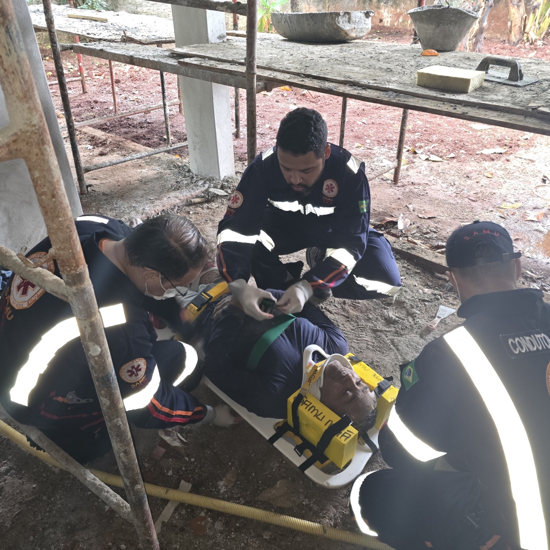 Trabalhador sofre fratura exposta ao cair de andaime
