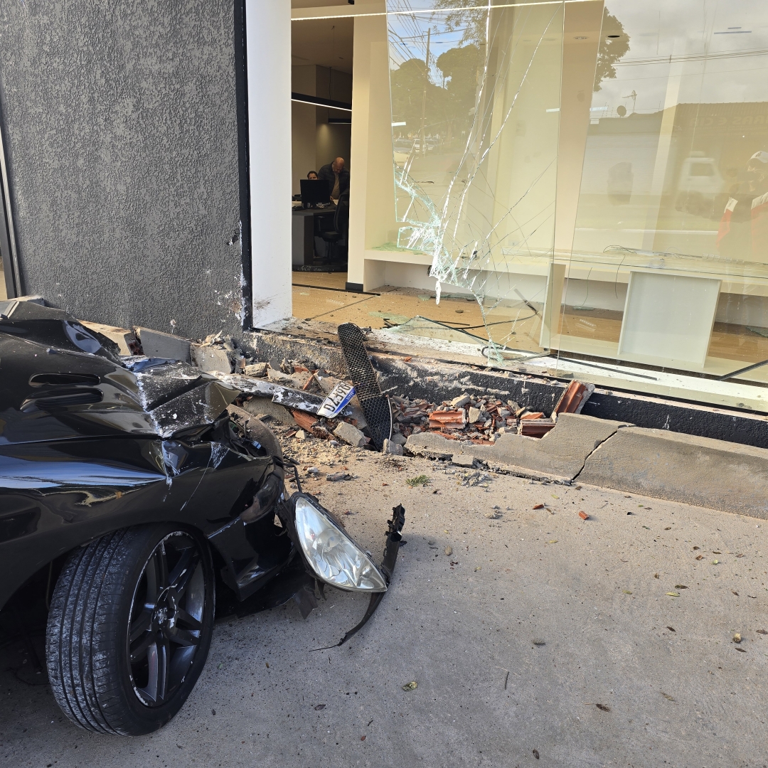 Carro sobe na calçada e atinge vidraça de empresa após batida na Avenida Colombo