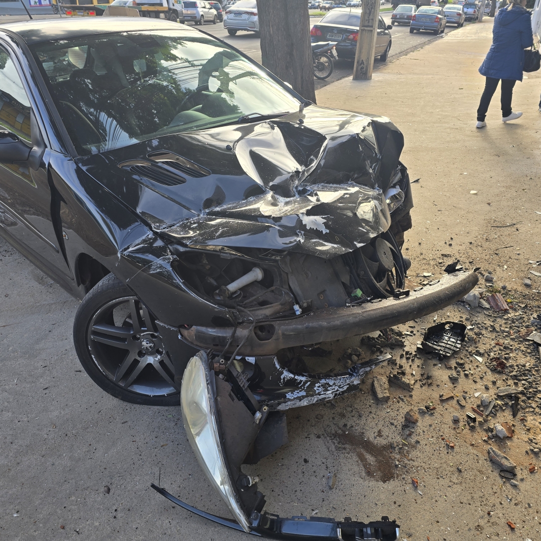 Carro sobe na calçada e atinge vidraça de empresa após batida na Avenida Colombo