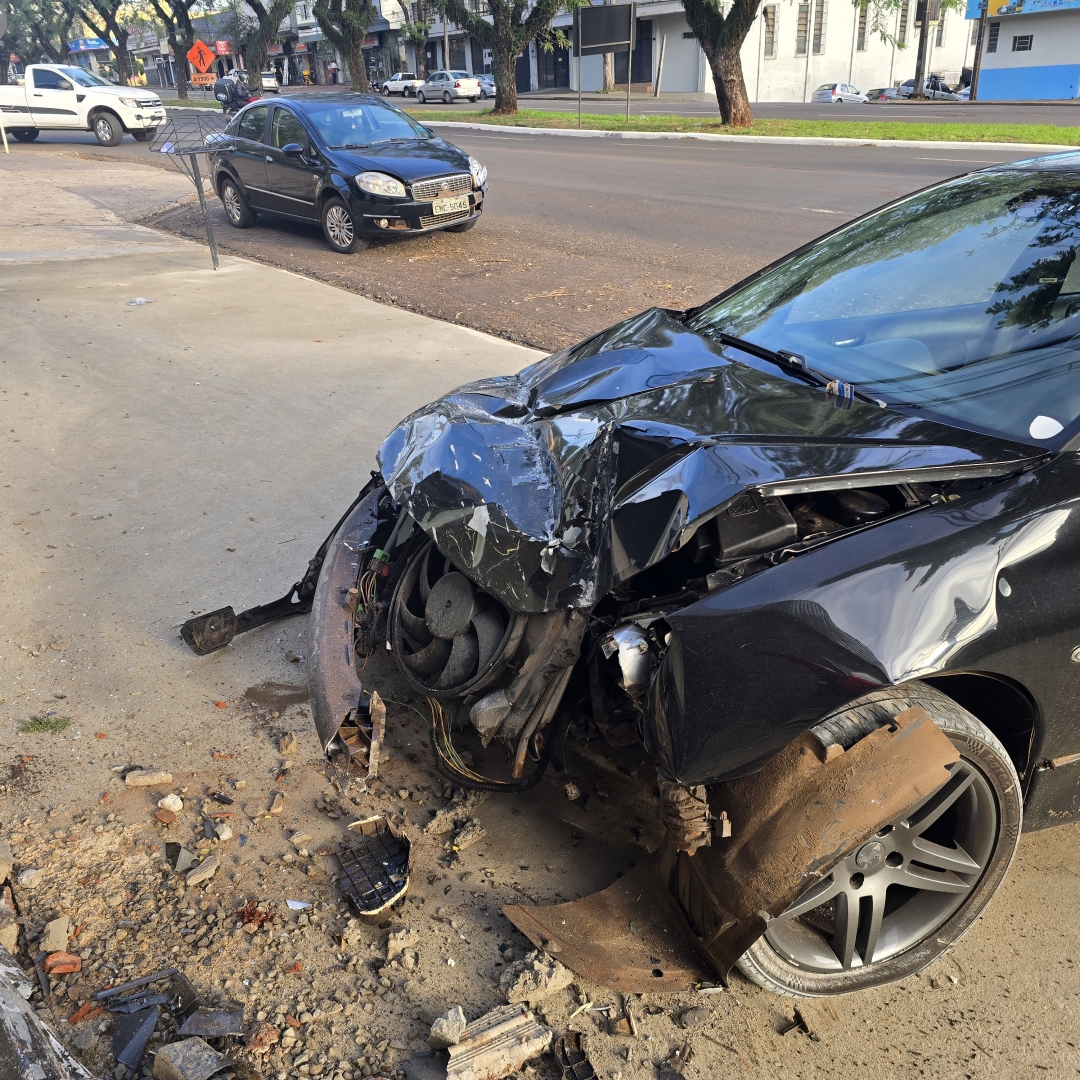 Carro sobe na calçada e atinge vidraça de empresa após batida na Avenida Colombo
