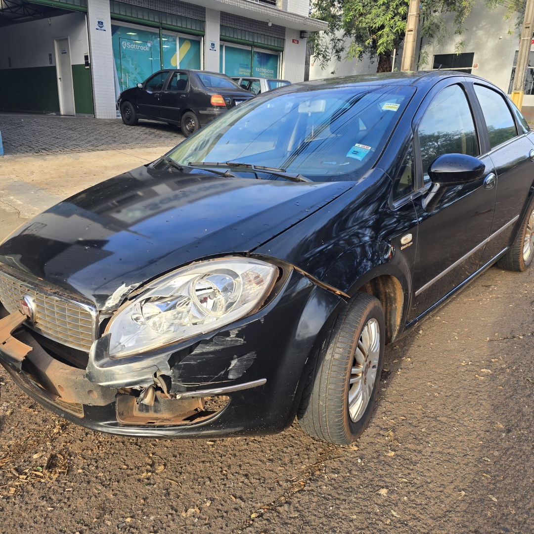 Carro sobe na calçada e atinge vidraça de empresa após batida na Avenida Colombo