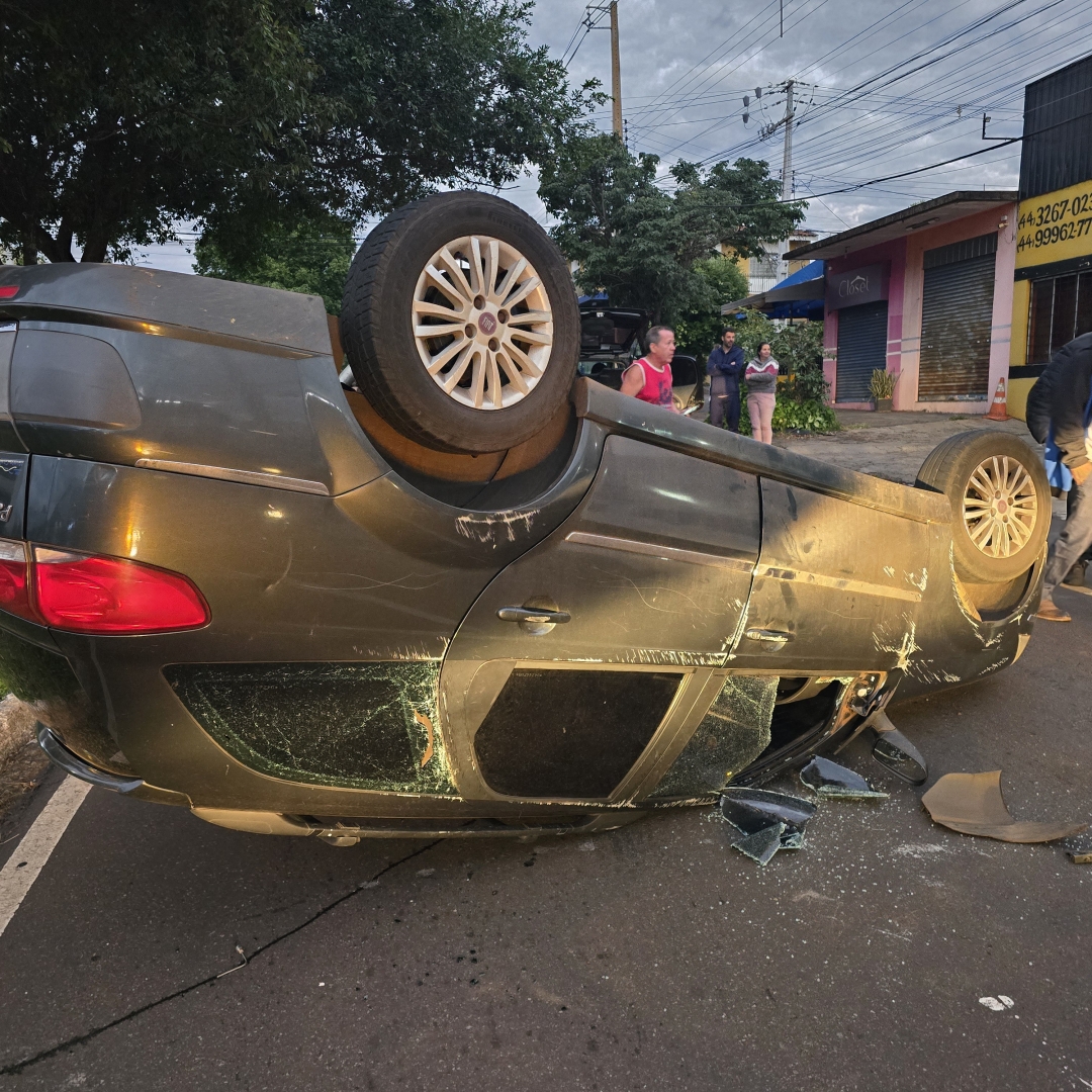 Mulher capota automóvel após bater em outro veículo estacionado