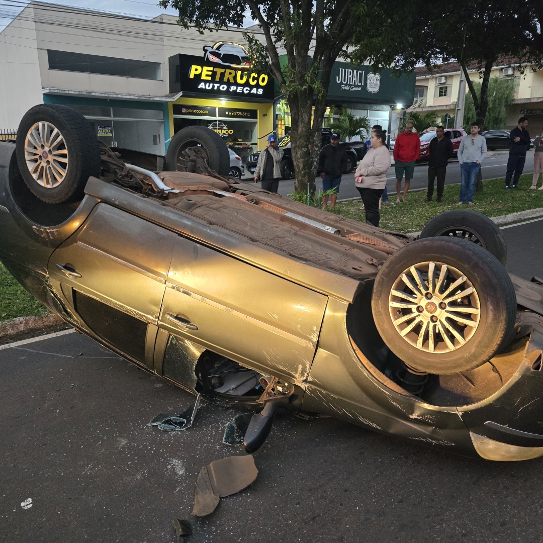 Mulher capota automóvel após bater em outro veículo estacionado