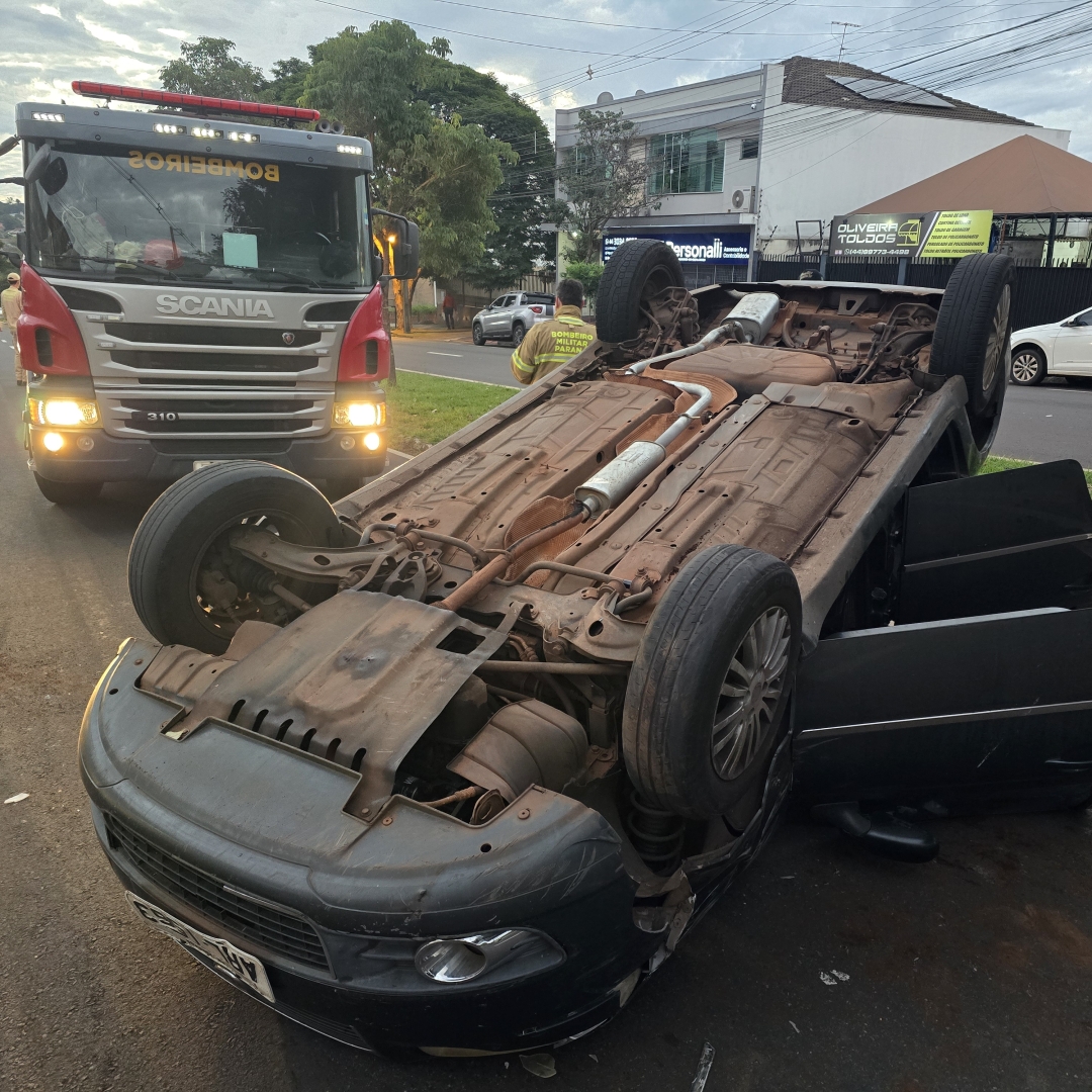 Mulher capota automóvel após bater em outro veículo estacionado