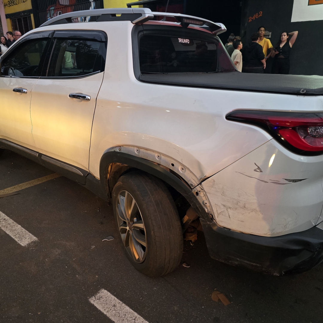 Mulher capota automóvel após bater em outro veículo estacionado