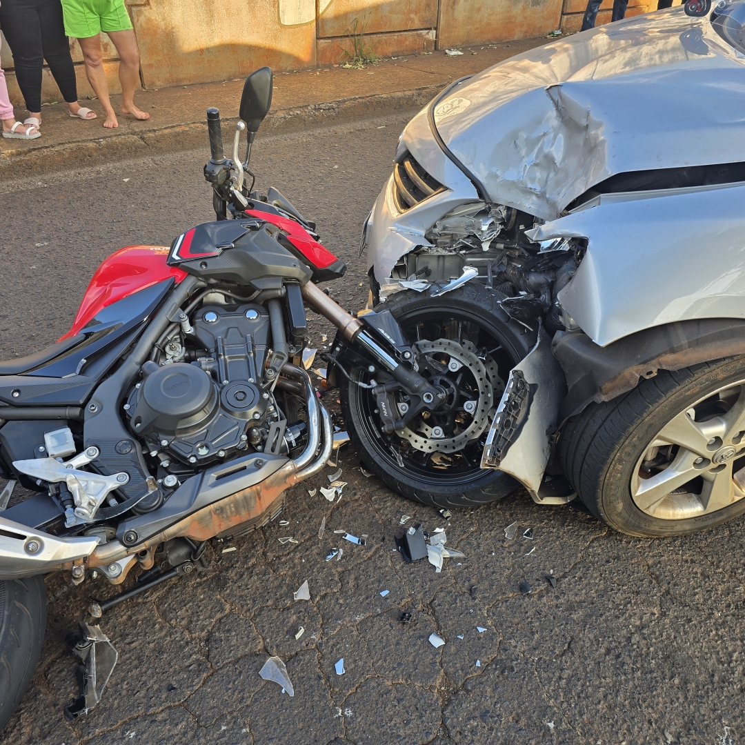 Batida frontal entre moto e carro deixa uma pessoa ferida