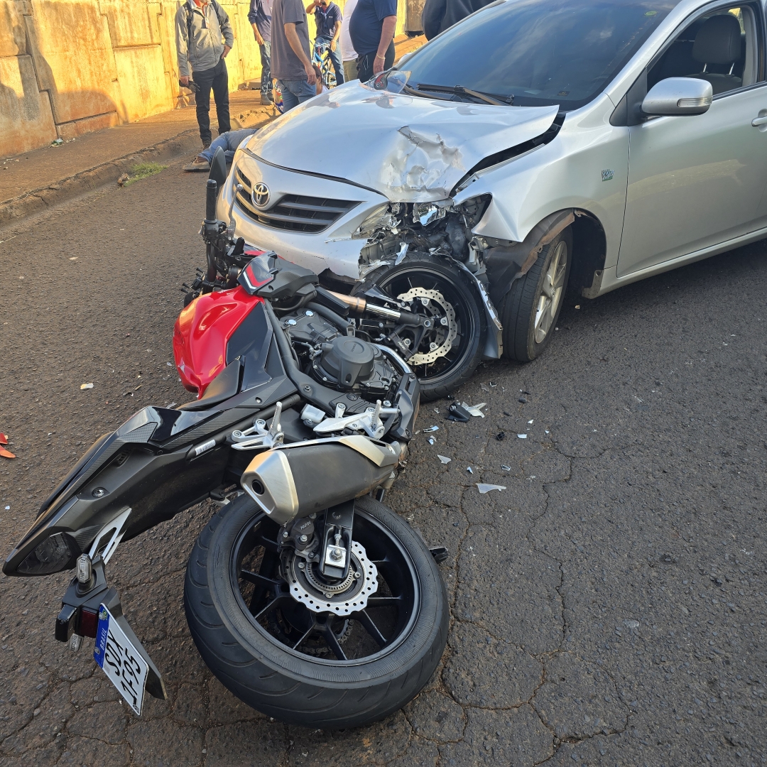 Batida frontal entre moto e carro deixa uma pessoa ferida