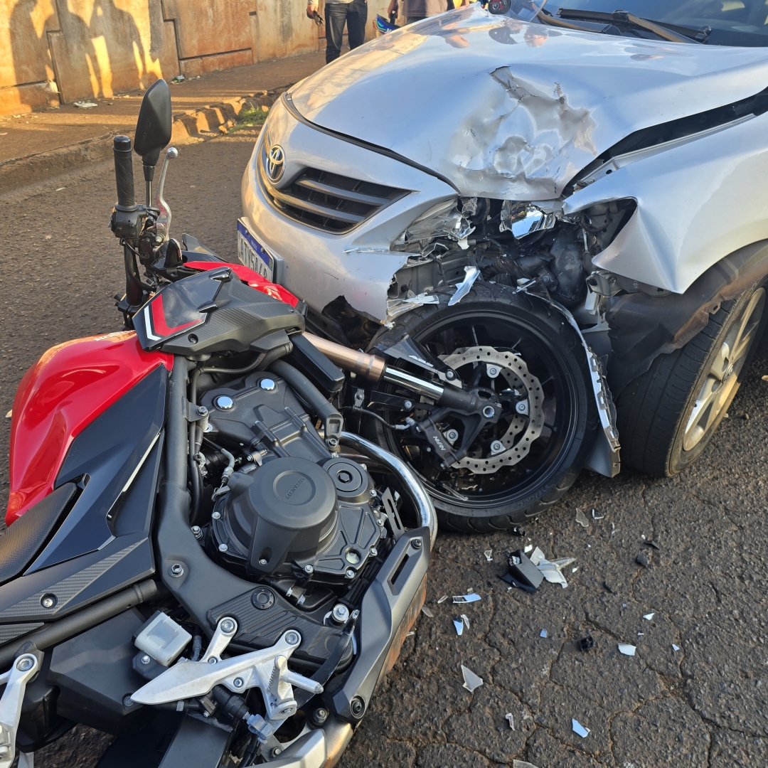 Batida frontal entre moto e carro deixa uma pessoa ferida